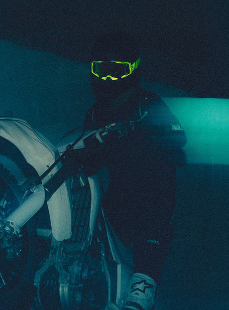 MX-Fahrer trägt neongelbe Goggles