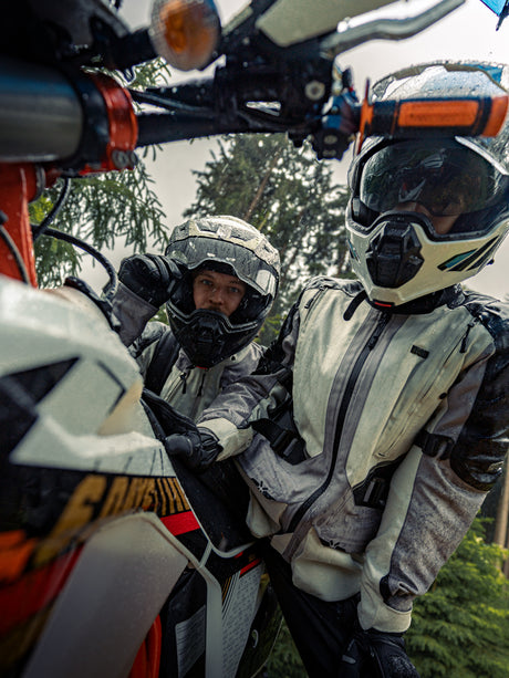 Motorradfahrer mit Klapphelmen