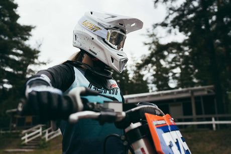 MX-Fahrerin mit Nackenprotektor