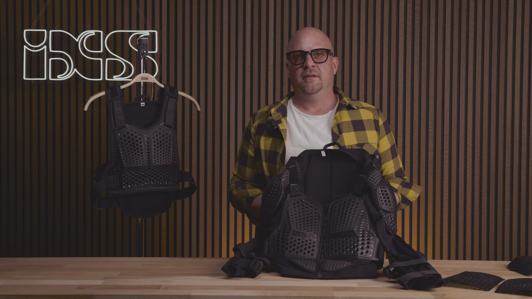 Flow XTG Ellbogenschoner schwarz - Praesentation